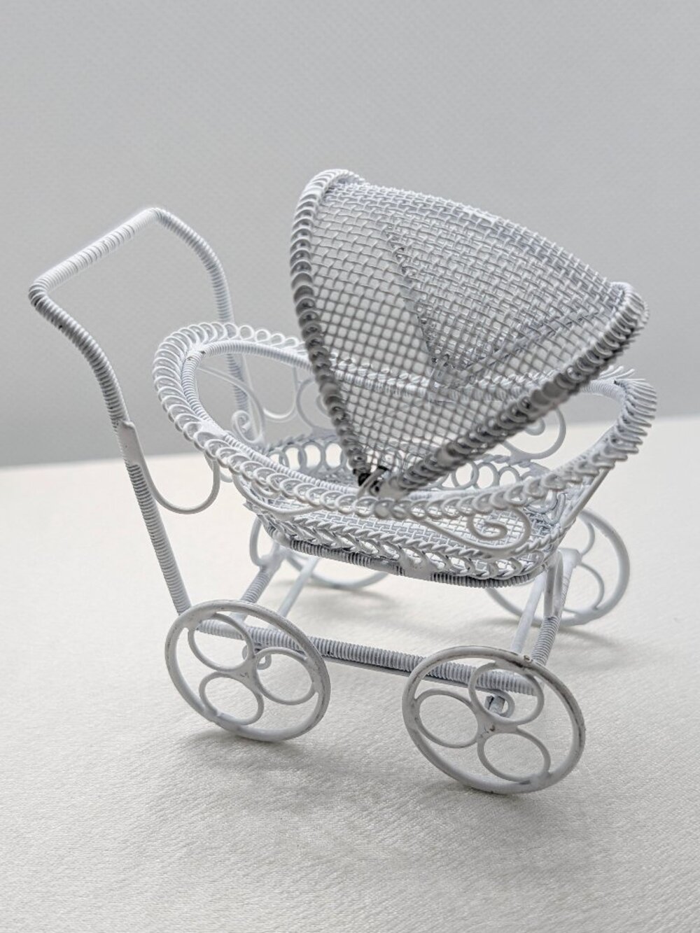 Decorative Displays -- 4  Victorian styled Baby Buggies -- Excellent Condition - Picture 7 of 14